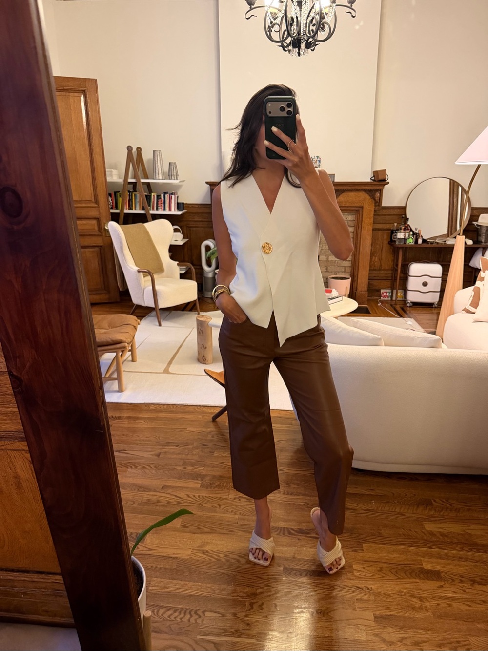 Elegant White Sleeveless V-Neck Cropped Vest with Gold Button - Size M